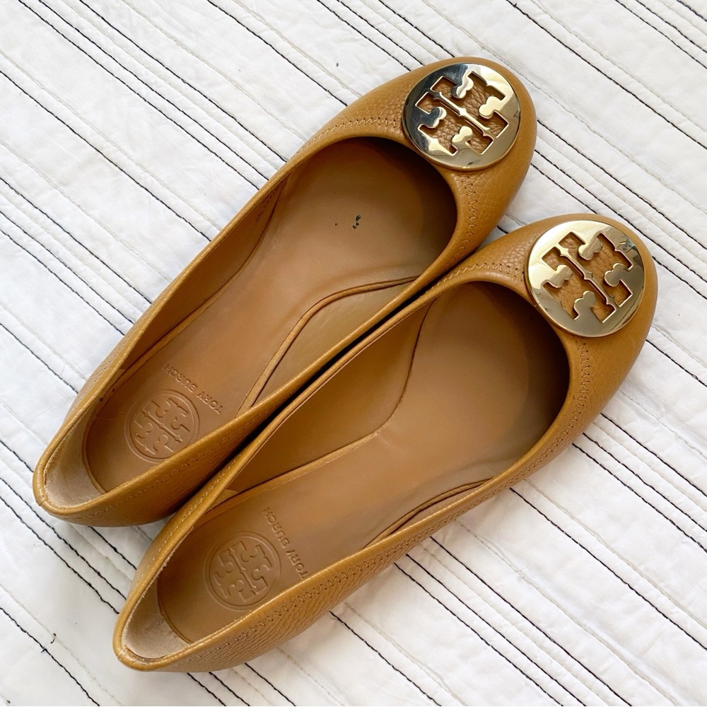 Tory Burch Tan Flats with Gold Logo - Picture 4 of 9